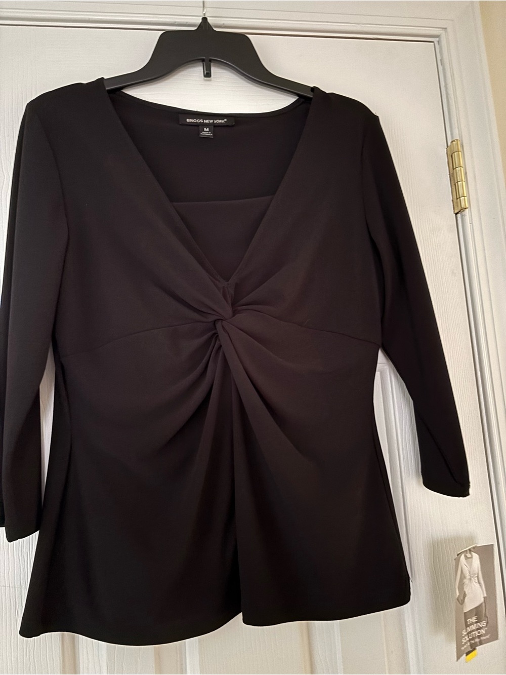 Black size M Briggs New York Twist-Front V-Neck Women's Top